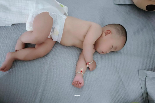 鹤壁宝宝拉屎有黑色颗粒